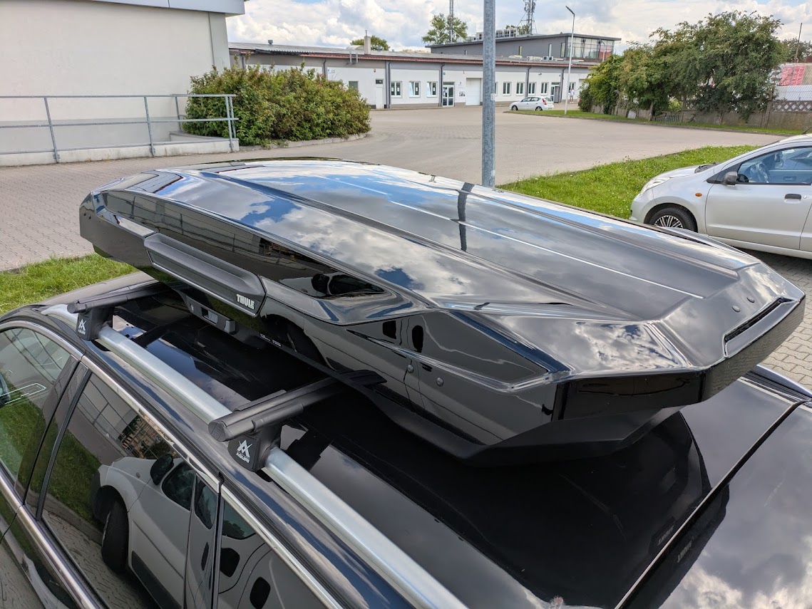 Montujemy box dachowy Thule Motion 3 Xl Low do samochodu Peugeot 308 kombi oraz bagażnik bazowy Aguri Runner